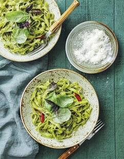 Marmiton 79 Tagliatelles vertes sur crème de roquette, basilic et pecorino