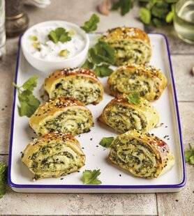 Marmiton 79 Feuilletés roulés au pesto de persil, oignon et comté