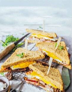 Marmiton 83 Sandwich bœuf, bacon, œuf et cheddar