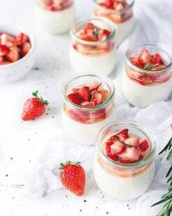 Marmiton 83 Panna cotta à la fraise et au sirop de romarin