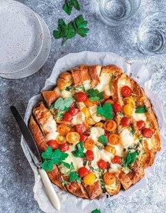 Marmiton 83 Tarte pain à l'ail, tomate et fromage