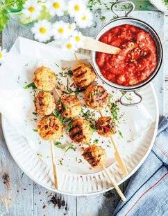 Marmiton 84 Brochettes de boulettes de poulet sauce aigre-douce