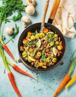 Marmiton 85 Poêlée de champignons de Paris et carottes à la persillade de fanes