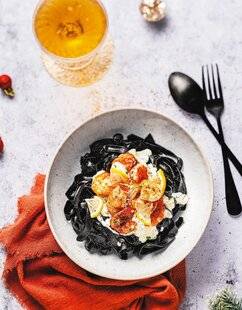 Marmiton 86 Pâtes à l'encre de seiche, pétoncles et crevettes, sauce crémeuse au citron