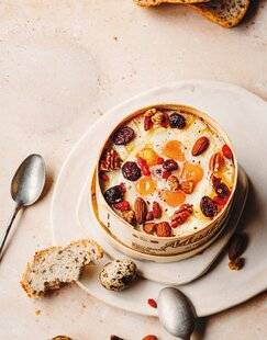 Marmiton 87 Mont d'or rôti aux fruits secs et aux œufs de caille