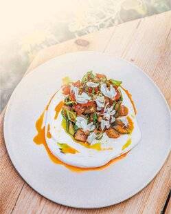 Marmiton 87 TARTARE DE THON, CRÈME CRUE ACIDULÉE & HUILE PIMENTÉE