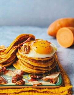 Marmiton 87 Pancakes à la patate douce, œuf au plat, lard grillé et miel