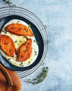 Marmiton 87 Patate douce rôtie au miel sur lit de skyr et feta