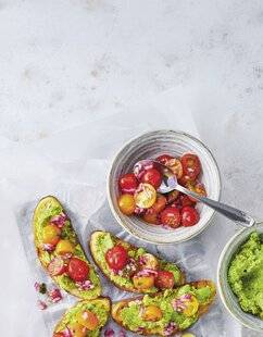 Marmiton 90 Tartines houmous de fèves et tomates marinées