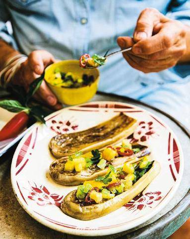 Marmiton 91 Aubergine grillée garnie de légumes crus marinés