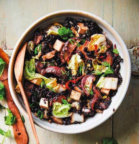 Marmiton 91 Wok de chou chinois au riz noir et shiitakés