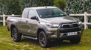 Hors-séries 106 La marque japonaise a remis au goût du jour son pick-up en 2020, lui offrant une allure modernisée. Celui-ci est disponible en châssis cabine 4x2, en simple et double cabine et en cabine Xtra, ces trois dernières versions disposant de quatre roues motrices. On en est à la huitième génération de ce modèle utilitaire et de loisirs, qui se révèle toujours aussi endurant et capable d'affronter les pires chemins de terre sans broncher. Sous son capot, on trouve un diesel vigoureux de 150 ch qui lui permet de se sortir de toutes situations, même difficiles grâce à son couple généreux de 400 Nm. Pour les particuliers, le malus est assassin.