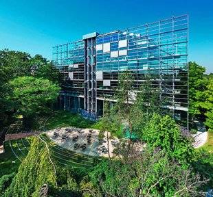 L'Ami des Jardins 1104 Le bâtiment tout en transparence a été construit en 1994 par Jean Nouvel