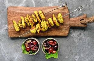 L'Ami des Jardins 1106 Brochettes de poulet épicé, raisins à l'oignon