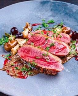L'Ami des Jardins 1175 Magret de canard aux cerises et à la crème de truffe