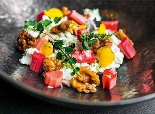 L'Ami des Jardins 1185 Salade de rhubarbe, chèvre frais et noix caramélisées