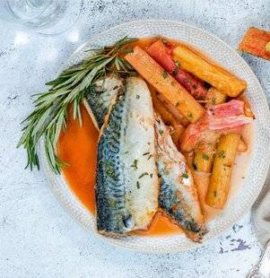 L'Ami des Jardins 1185 Filets de maquereau rôtis à la rhubarbe et au romarin