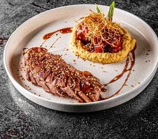L'Ami des Jardins 1187 Magret de canard sauce cerise, écrasé de pois chiches et paille croustillante