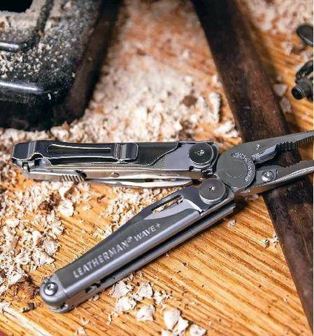 Le Chasseur Français 1554 Le Leatherman Wave + 18 outils dans un format compact