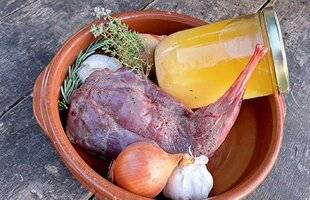 La Revue Nationale de La Chasse 936 LIÈVRE CONFIT EN CROÛTE ET POMMES DE TERRE