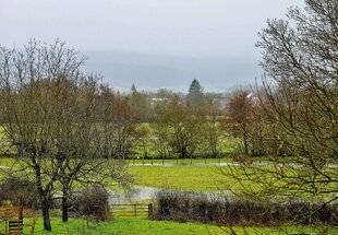 La Revue Nationale de La Chasse 943 ET AU MILIEU COULENT TROIS RIVIÈRES