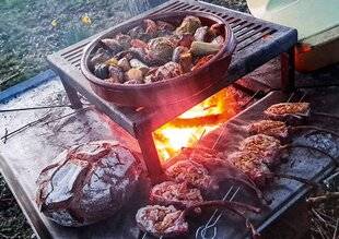 La Revue Nationale de La Chasse 943 CARRÉ DE CHEVREUIL FARCI, LÉGUMES-RACINES SUR BRASERO