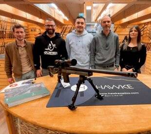 La Revue Nationale de La Chasse 945 L'ARMURIER QUI VOIT GRAND