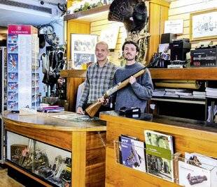 La Revue Nationale de La Chasse 946 UN ARMURIER AU PARADIS