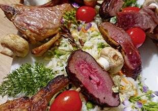 La Revue Nationale de La Chasse 946 MIXED GRILL DE VENAISON ET SALADE DE RIZ TIÈDE