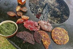 La Revue Nationale de La Chasse 947 GIGOT DE CHEVREUIL AU BRASERO POMMES DE TERRE PAILLASSON ET LÉGUMES GRILLÉS