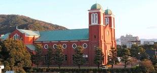 Les Veillées des Chaumières 3480 A Nagasaki, la cathédrale d'Urakami porte un symbole de paix