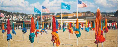 Les Veillées des Chaumières 3680 Sous les parasols de Deauville