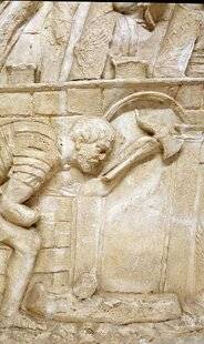 Guerres & Histoire 79 La hache de guerre semble totalement absente des équipements grecs et romains, pourquoi ?