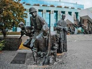 Guerres & Histoire 80 UNE MÉMOIRE DISTORDUE QUI SE FIGE ET S'EFFACE