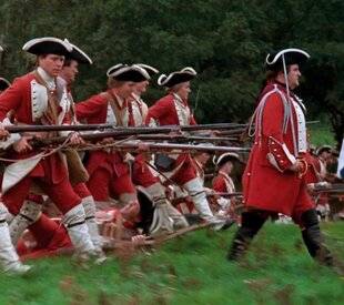 Guerres & Histoire 80 Dans des films comme Barry Lyndon ou The Patriot, on voit des fantassins marcher en ligne et se faire fusiller à bout portant. Est-ce réaliste ?