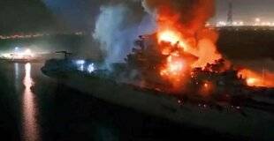 Guerres & Histoire 81 L'EX-PORTE-AVIONS SOVIÉTIQUE « MINSK » A BRÛLÉ EN CHINE