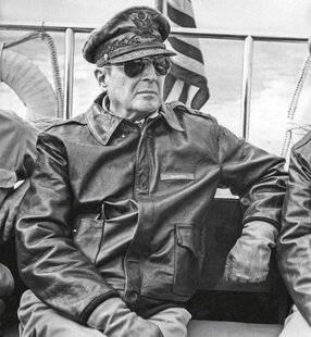 Guerres & Histoire 90 MACARTHUR, LE SAUVEUR… VIRÉ