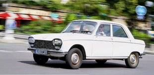 Auto Plus Classiques 81 TIENS… POURQUOI PAS UNE BERLINE ?