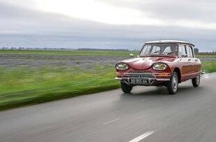 Auto Plus Classiques 82 ET EN PLUS, CELLE-CI EST ROUGE!