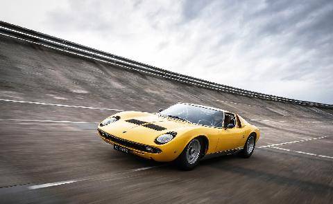 Auto Plus Classiques 86 L’HISTOIRE FOUDROYANTE DE LA LAMBORGHINI MIURA
