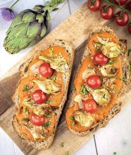 Gourmand 507 TARTINE D'ARTICHAUT PETIT VIOLET ET TAPENADE DE TOMATES CERISE GRAPPE