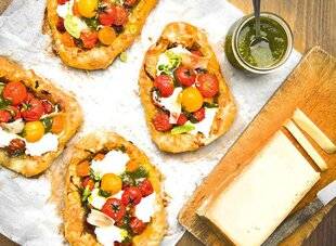Gourmand 508 TARTELETTE TOMATE CERISE, PESTO D'AIL DES OURS ET CHUTNEY D'ÉCHALOTE