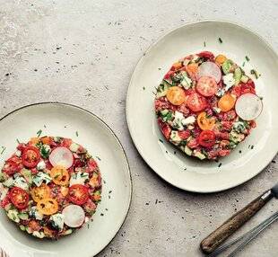 Gourmand 509 TARTARE DE BŒUF AU ROQUEFORT ET LÉGUMES FRAIS