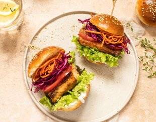Gourmand 509 BURGER DE POISSON PIMENTÉ ET SALADE COLESLAW
