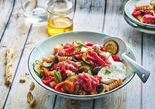 Gourmand 509 CARPACCIO DE BŒUF, SALADE DE PÂTES ET LÉGUMES À LA PROVENÇALE