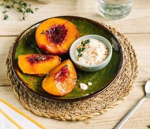 Gourmand 509 PÊCHE RÔTIE AU MIEL, CRÈME FRAÎCHE SUCRÉE ET PIMENT D'ESPELETTE