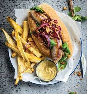 Gourmand 510 HOT DOG À LA SAUCISSE, OIGNONS CONFITS ET FRITES DE PANAIS