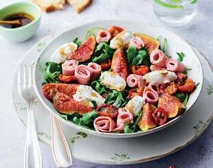 Gourmand 510 SALADE DE ROQUETTE À LA FIGUE, AU CHÈVRE FRAIS ET AU JAMBON