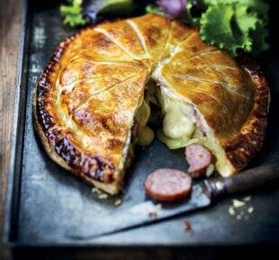 Gourmand 511 TOURTE FEUILLETÉE AUX POMMES DE TERRE, DIOTS ET RACLETTE