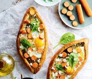 Gourmand 511 PIDÉ AU PESTO D'ÉPINARD, FETA, ŒUF ET SAUCISSE VÉGÉTALE